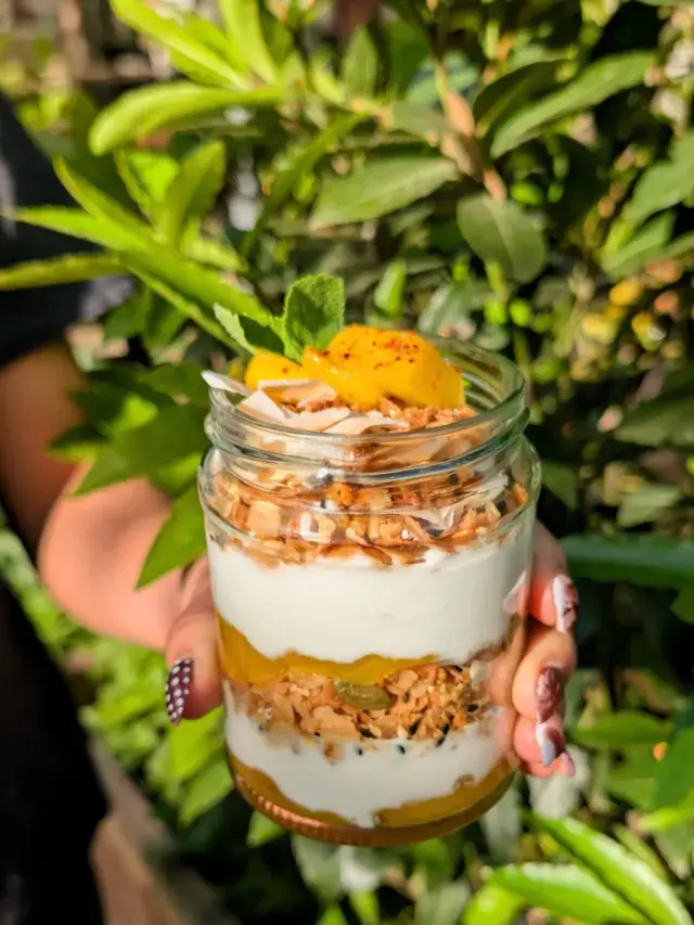 Lie on the beach in Mexico and you’ll hear the hawkers selling fresh fruit dusted with Tajin (best beach snack ever btw) scream “MANGO! COCO! PIÑA! MANGO!” 🥭

Inspired by them, our summer granola bowl Mango y Coco has zingy homemade mango compote layered with our own ginger granola and coconut yoghurt, and of course dusted with Tajin to capture some of that flavour and spirit 🍋‍🟩

Available for breakfast seven days a week for dine in and delivery and perfect for this weather if you can’t make it to Mexico at the moment 😂🌱

#wearevegivores #vegivores #caversham #mangomango #vegan