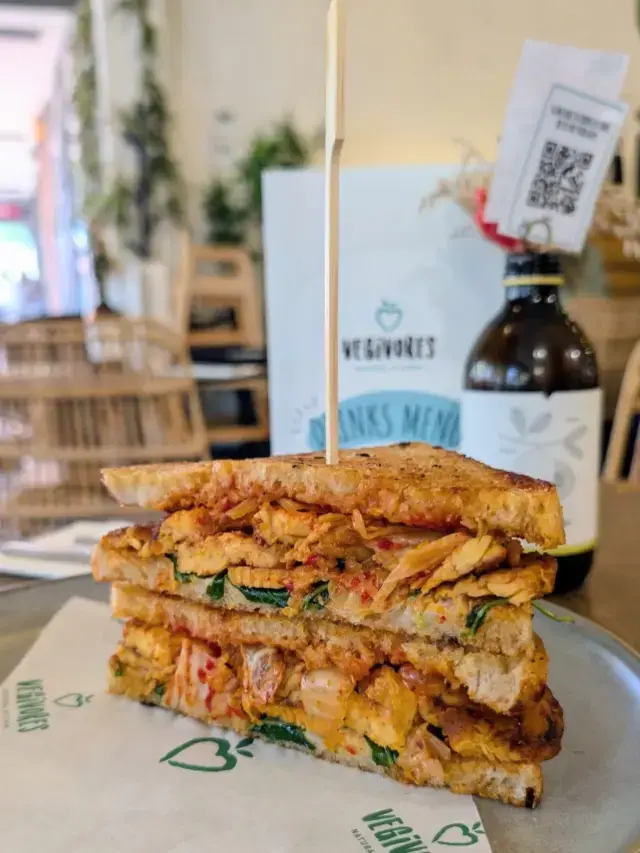 True story! A customer came in a couple of days ago, ordered our toastie, and said…

“This is the best thing I have ever eaten”

We thought that was simply too good not to share. Buttered toasted sourdough filled with cashew cheese, kimchi, rocket, chilli jam, crispy onions, and chorizo style tempeh😋

Curious to try for yourself? Available weekdays with our lunch menu🌱

#wearevegivores #vegivores #caversham #toastie #veganfood