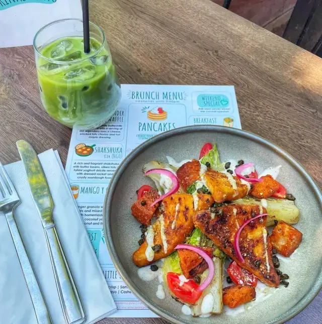 Hayden has been learning the ropes working in our kitchen for quite a while now and this weekend it’s time for his first ever brunch special 🙌

Charred little gem Caesar salad with Cajun spiced tofu, buffalo croutons, baby plum tomatoes, pink onions and crispy capers 🔥

It eats a treat in this lovely sunshine and you can grab it in the restaurant or through Deliveroo until 2pm today and tomorrow so come give it a go and let us know what you think! ☺️🌱

#wearevegivores #vegivores #caversham #veganbrunch #sunshinefood
